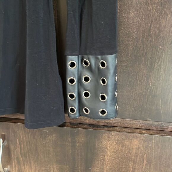 Venus Black Long Sleeve Top Medium Grommet Cuff Scoop Neck Stretch - Picture 3 of 6